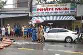 Va vào ô tô đang mở cửa, người phụ nữ chết thảm dưới bánh xe tải Va vào ô tô đang mở cửa, người phụ nữ chết thảm dưới bánh xe tải