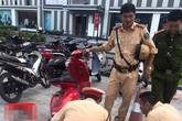 Tức tối với CSGT, cô gái chụp ảnh đăng mạng kèm chú thích "bu như ruồi" bị phạt 15 triệu Tức tối với CSGT, cô gái chụp ảnh đăng mạng kèm chú thích "bu như ruồi" bị phạt 15 triệu