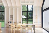 Ngắm căn nhà 140m2 bên hồ bằng gỗ tuyết tùng trắng hiếm có Ngắm căn nhà 140m2 bên hồ bằng gỗ tuyết tùng trắng hiếm có