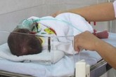 Cô gái bị bắt khi đang đưa bé trai 7 ngày tuổi sang Trung Quốc bán Cô gái bị bắt khi đang đưa bé trai 7 ngày tuổi sang Trung Quốc bán
