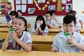 Hơn 1 triệu trẻ mẫu giáo và học sinh tiểu học toàn thành phố Hà Nội tham gia chương trình Sữa học đường, đạt tỷ lệ 87,7% Hơn 1 triệu trẻ mẫu giáo và học sinh tiểu học toàn thành phố Hà Nội tham gia chương trình Sữa học đường, đạt tỷ lệ 87,7%