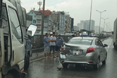 Hà Nội: Mưa lớn làm xảy ra nhiều vụ tai nạn, người dân bì bõm đi làm giữa đường ngập nước Hà Nội: Mưa lớn làm xảy ra nhiều vụ tai nạn, người dân bì bõm đi làm giữa đường ngập nước