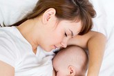 Từ vụ bé tử vong vì mẹ ngủ gật khi cho con bú, cảnh báo những tai nạn khó lường Từ vụ bé tử vong vì mẹ ngủ gật khi cho con bú, cảnh báo những tai nạn khó lường