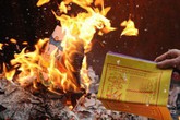 Đốt vàng mã cúng Rằm tháng 7 thế nào cho đúng? Đốt vàng mã cúng Rằm tháng 7 thế nào cho đúng?