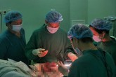 Sản phụ vỡ ối không đến bệnh viện, chùm dây rốn rơi ra ngoài Sản phụ vỡ ối không đến bệnh viện, chùm dây rốn rơi ra ngoài