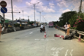 Mẹ bị xe khách cán tử vong, con ôm thi thể mẹ gào khóc giữa đường Mẹ bị xe khách cán tử vong, con ôm thi thể mẹ gào khóc giữa đường