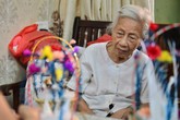 "Ngây ngất" dàn thiên nga bông giữa phố Cổ của cụ bà 91 tuổi "Ngây ngất" dàn thiên nga bông giữa phố Cổ của cụ bà 91 tuổi