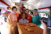 Tranh cãi việc bà Tân Vlog đưa bánh Trung thu 'siêu to' lên máy bay Jetstar Tranh cãi việc bà Tân Vlog đưa bánh Trung thu 'siêu to' lên máy bay Jetstar