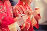 Chi bộn tiền sắm sính lễ đám cưới, chú rể sốc nặng khi mở vali của hồi môn của vợ Chi bộn tiền sắm sính lễ đám cưới, chú rể sốc nặng khi mở vali của hồi môn của vợ
