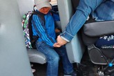 Bức ảnh chụp bé trai khóc sướt mướt ngày đầu tiên đi học và hành động của nữ tài xế được dân mạng lẫn cảnh sát khen ngợi hết lời Bức ảnh chụp bé trai khóc sướt mướt ngày đầu tiên đi học và hành động của nữ tài xế được dân mạng lẫn cảnh sát khen ngợi hết lời