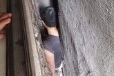 Hà Nội: Giải cứu người đàn ông mắc kẹt trong khoảng không giữa 3 ngôi nhà Hà Nội: Giải cứu người đàn ông mắc kẹt trong khoảng không giữa 3 ngôi nhà