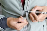 Dây khóa kéo bị kẹt cứng không tài nào kéo lên được, đây là cách khiến nó "trơn tuột' lại như xưa Dây khóa kéo bị kẹt cứng không tài nào kéo lên được, đây là cách khiến nó "trơn tuột' lại như xưa