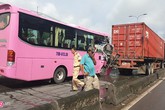 Ôtô khách tông xe container ở Sài Gòn, 4 người bị thương Ôtô khách tông xe container ở Sài Gòn, 4 người bị thương