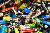 Vứt pin đã sử dụng vào thùng rác - thói quen gây hại nhiều người mắc phải Vứt pin đã sử dụng vào thùng rác - thói quen gây hại nhiều người mắc phải