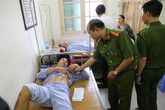 Hãi hùng lời kể của phó trưởng công an xã bị đối tượng ngáo đá khống chế vợ con, đâm bị thương Hãi hùng lời kể của phó trưởng công an xã bị đối tượng ngáo đá khống chế vợ con, đâm bị thương