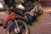 Xe máy chở 3 đi ngược chiều bị ô tô húc văng, 1 người chết Xe máy chở 3 đi ngược chiều bị ô tô húc văng, 1 người chết