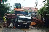 Xe húc đổ cổng chào, tài xế xe tải tử vong trong cabin bẹp rúm Xe húc đổ cổng chào, tài xế xe tải tử vong trong cabin bẹp rúm