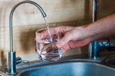 Những hiểu biết sai lầm biến máy lọc nước thành ổ bệnh, bỏ ngay kẻo hại cả nhà Những hiểu biết sai lầm biến máy lọc nước thành ổ bệnh, bỏ ngay kẻo hại cả nhà