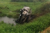 Ôtô cháy rụi bên quốc lộ Ôtô cháy rụi bên quốc lộ