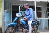 Anh xe ôm nuôi cô gái khờ lang thang Anh xe ôm nuôi cô gái khờ lang thang