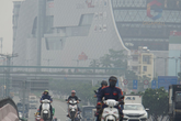 TP.HCM từ sáng đến chiều "mịt mù khói sương", người dân đeo khẩu trang, trùm kín mít khi ra đường vì sợ ô nhiễm TP.HCM từ sáng đến chiều "mịt mù khói sương", người dân đeo khẩu trang, trùm kín mít khi ra đường vì sợ ô nhiễm