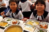 Bữa cơm học đường: Xây dựng sao cho hợp lý, đảm bảo an toàn thực phẩm? Bữa cơm học đường: Xây dựng sao cho hợp lý, đảm bảo an toàn thực phẩm?