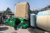 Xe bồn lật nhào đè bẹp taxi, điều kỳ diệu xảy ra khi khu ghế lái vẫn nguyên vẹn Xe bồn lật nhào đè bẹp taxi, điều kỳ diệu xảy ra khi khu ghế lái vẫn nguyên vẹn