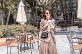 Phối đồ công sở với váy xếp ly Phối đồ công sở với váy xếp ly