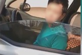 Tài xế lái ô tô tông ngã hai mẹ con đi xe máy còn dọa đánh vì "trễ giờ làm" Tài xế lái ô tô tông ngã hai mẹ con đi xe máy còn dọa đánh vì "trễ giờ làm"