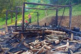 Người mẹ bất chấp ngọn lửa ôm 3 con nhỏ tháo chạy khỏi căn nhà bị cháy Người mẹ bất chấp ngọn lửa ôm 3 con nhỏ tháo chạy khỏi căn nhà bị cháy