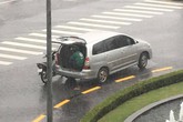 Ô tô 7 chỗ dừng bên góc đường, mở cửa để tài xế xe ôm kịp ngồi trú mưa khiến nhiều người cảm thấy ấm lòng Ô tô 7 chỗ dừng bên góc đường, mở cửa để tài xế xe ôm kịp ngồi trú mưa khiến nhiều người cảm thấy ấm lòng