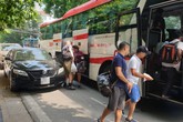 Hà Nội - xe khách trá hình lập “bến cóc”: Treo biển “xe hợp đồng”vô tư đón khách trong phố Hà Nội - xe khách trá hình lập “bến cóc”: Treo biển “xe hợp đồng”vô tư đón khách trong phố