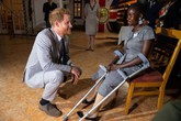 Harry gặp nạn nhân bom mìn từng được Diana bế Harry gặp nạn nhân bom mìn từng được Diana bế