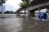 Hôm nay, triều cường ở TP.HCM có nơi ngập quá đầu người lớn Hôm nay, triều cường ở TP.HCM có nơi ngập quá đầu người lớn