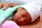 Thót tim đón cùng lúc 3 đứa con chào đời theo cách rất hiếm gặp, ông bố trẻ lóng ngóng bật khóc Thót tim đón cùng lúc 3 đứa con chào đời theo cách rất hiếm gặp, ông bố trẻ lóng ngóng bật khóc