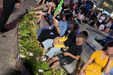 Bức xúc hình ảnh hàng chục người ngồi bên đài phun nước phố đi bộ Hồ Gươm, thản nhiên đạp chân thẳng lên hàng hoa trang trí Bức xúc hình ảnh hàng chục người ngồi bên đài phun nước phố đi bộ Hồ Gươm, thản nhiên đạp chân thẳng lên hàng hoa trang trí