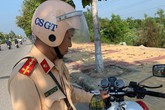 Hai mẹ con loay hoay vì xe máy bị hết xăng giữa đường và hành động đẹp của anh CSGT khiến nhiều người ấm lòng Hai mẹ con loay hoay vì xe máy bị hết xăng giữa đường và hành động đẹp của anh CSGT khiến nhiều người ấm lòng