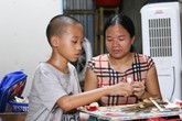 Người mẹ đơn thân cụt chân, nuôi con trai khờ ở túp lều ven đường Người mẹ đơn thân cụt chân, nuôi con trai khờ ở túp lều ven đường