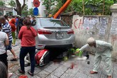 Nữ tài xế ở Huế nhầm chân ga khi lùi xe, tông gục 2 người đi bộ Nữ tài xế ở Huế nhầm chân ga khi lùi xe, tông gục 2 người đi bộ