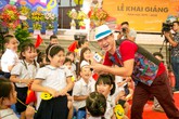 Xuân Bắc và trẻ nhỏ hào hứng với thông điệp phòng tránh bạo lực học đường ngày khai giảng Xuân Bắc và trẻ nhỏ hào hứng với thông điệp phòng tránh bạo lực học đường ngày khai giảng