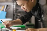 Chàng kỹ sư bỏ việc đi phụ bếp Chàng kỹ sư bỏ việc đi phụ bếp