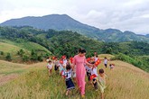 Rưng rưng cô giáo lội nước lũ vào giữ trường, 'cõng' khai giảng lên núi Rưng rưng cô giáo lội nước lũ vào giữ trường, 'cõng' khai giảng lên núi