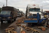 Xe ba gác mất lái bị ô tô đầu kéo tông trực diện, tài xế tử vong Xe ba gác mất lái bị ô tô đầu kéo tông trực diện, tài xế tử vong