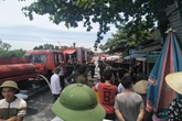 Hà Nam: Phá cửa cứu ngôi nhà cháy ngùn ngụt nghi do chập điện Hà Nam: Phá cửa cứu ngôi nhà cháy ngùn ngụt nghi do chập điện