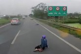 Kinh hoàng cô gái bị giật túi xách ngã văng vào làn đường ô tô ngay trước mũi xe lớn đang di chuyển Kinh hoàng cô gái bị giật túi xách ngã văng vào làn đường ô tô ngay trước mũi xe lớn đang di chuyển
