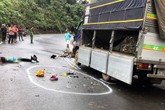 Xe máy chở 3 tông vào xe tải, 1 học sinh tử vong, 2 em khác nguy kịch Xe máy chở 3 tông vào xe tải, 1 học sinh tử vong, 2 em khác nguy kịch