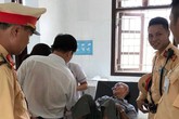 Cụ ông 81 tuổi bất tỉnh ven đường được CSGT Hà Nội giúp đỡ Cụ ông 81 tuổi bất tỉnh ven đường được CSGT Hà Nội giúp đỡ