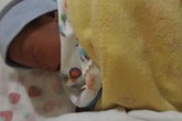 Người mẹ đi ô tô tới bỏ con trai 1 ngày tuổi trước cổng chùa kèm bức thư "không đủ khả năng nuôi" Người mẹ đi ô tô tới bỏ con trai 1 ngày tuổi trước cổng chùa kèm bức thư "không đủ khả năng nuôi"