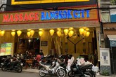 Bắt quả tang 3 nữ nhân viên ăn mặc hở hang, kích dục cho khách trong phòng VIP của tiệm massage ở Sài Gòn Bắt quả tang 3 nữ nhân viên ăn mặc hở hang, kích dục cho khách trong phòng VIP của tiệm massage ở Sài Gòn