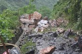 Đá lở khiến quốc lộ 3 tê liệt, một người chết Đá lở khiến quốc lộ 3 tê liệt, một người chết